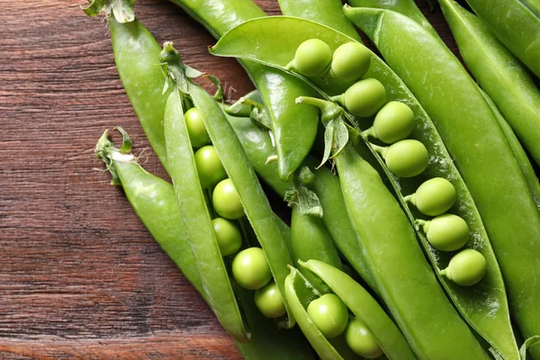 Frische Grüne Erbsen Auf Hölzernem Hintergrund Nahaufnahme — Stockfoto