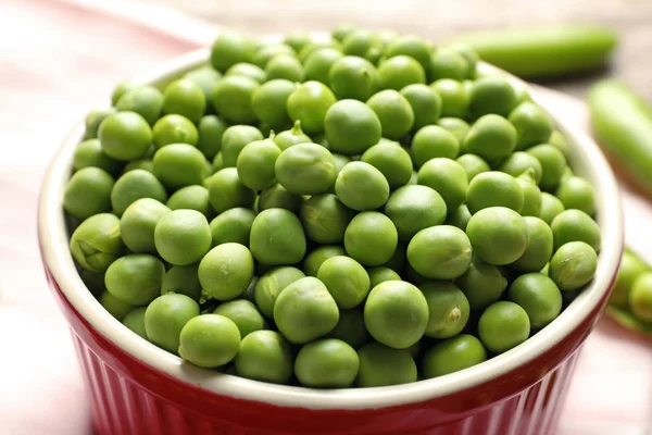 Cuenco Con Guisantes Verdes Mesa Primer Plano — Foto de Stock