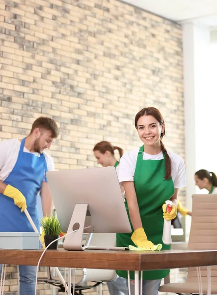 Team Professioneller Hausmeister Einheitlichem Reinigungsbüro — Stockfoto