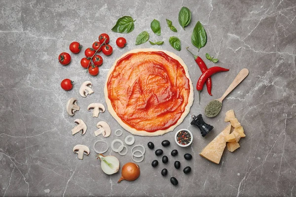 Tészta Szósszal Összetevők Pizza Asztal Felülnézet — Stock Fotó