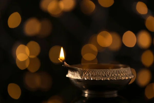 Diwali Diya Lâmpada Barro Contra Luzes Embaçadas — Fotografia de Stock