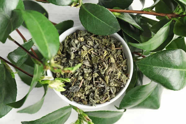 Tasse Mit Trockenem Tee Und Frischen Pflanzen Auf Dem Tisch — Stockfoto