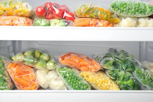 Plastikowe Torby Głęboko Mrożonymi Warzywami Lodówce — Zdjęcie stockowe
