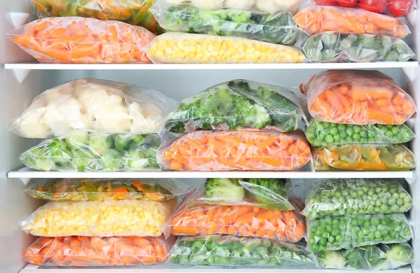 Plastikowe Torby Głęboko Mrożonymi Warzywami Lodówce — Zdjęcie stockowe
