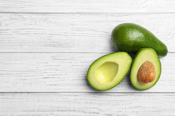 Gustosi Avocado Verdi Maturi Sfondo Legno Vista Dall Alto — Foto Stock