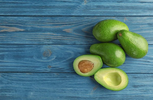 Tasty Ripe Green Avocados Wooden Background Top View — Stock Photo, Image