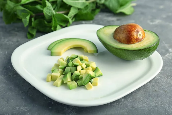 Placa Con Aguacate Cortado Sobre Fondo Gris —  Fotos de Stock