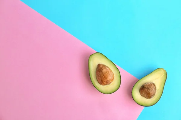 Hälften Reifer Avocados Auf Farbigem Hintergrund Draufsicht — Stockfoto