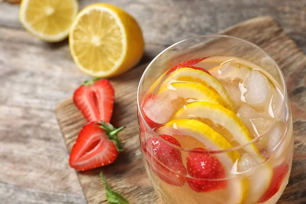 Limonada Natural Con Fresas Vaso Sobre Mesa Primer Plano —  Fotos de Stock