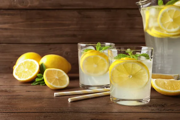 Cristalería Con Limonada Natural Sobre Mesa Madera —  Fotos de Stock