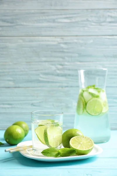 Limonata Naturale Con Calce Vetreria Tavola Legno — Foto Stock