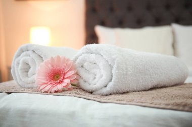 Otel odasındaki yatakta temiz havlular.