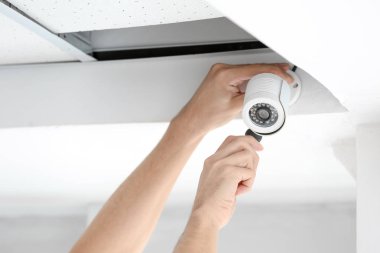 Teknisyen kapalı, closeup tavan CCTV kamera yükleme