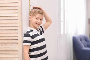Küçük çocuk evde onun yükseklik ölçme