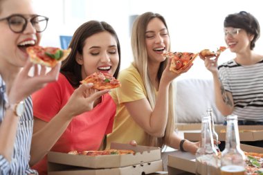 Gençler eğleniyor kapalı lezzetli pizza partisi