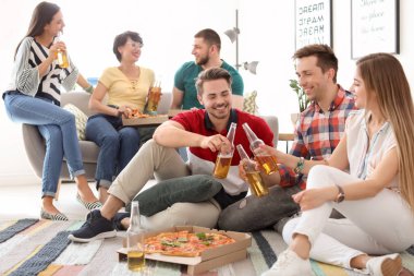 Gençler eğleniyor kapalı lezzetli pizza partisi