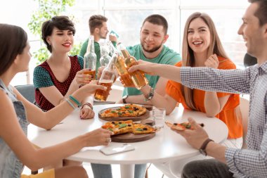 Gençler eğleniyor kapalı lezzetli pizza partisi