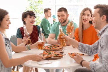 Gençler eğleniyor kapalı lezzetli pizza partisi
