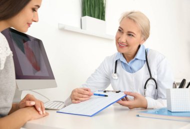 Kadın doktor hastada klinik çalışma. Kardiyoloji Danışma