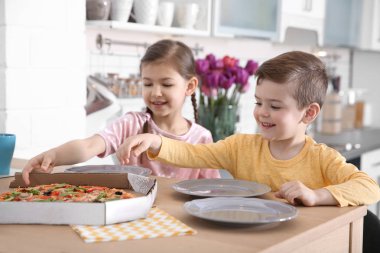 Sevimli küçük lezzetli pizza evde yemek çocuklar