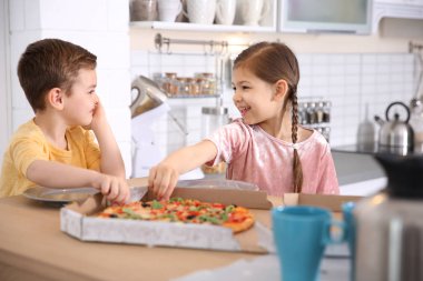 Sevimli küçük lezzetli pizza evde yemek çocuklar