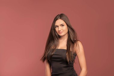 Güzel renk arka plan üzerinde düz saç modeliyle portresi