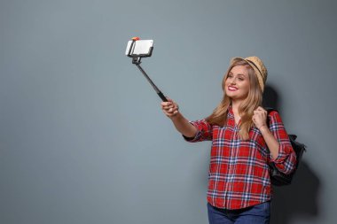 Selfie renk arka plan üzerinde alarak çekici genç kadın