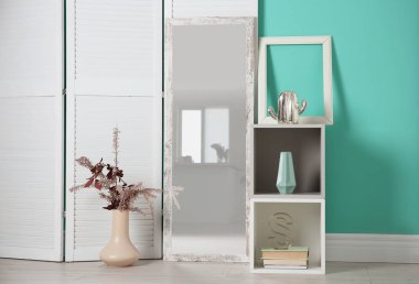 Şık odası iç ekran yakınındaki büyük ayna ile