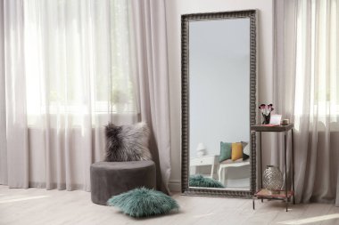 Büyük ayna ve zarif perdeler ile şık oda iç