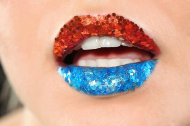 Güzel genç model yaratıcı dudak makyaj, closeup ile