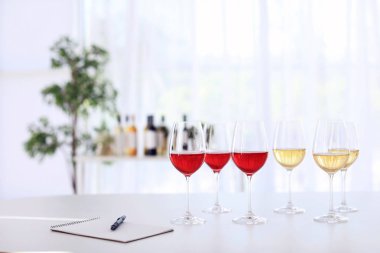 Lezzetli şarap masada kapalı gözlükler