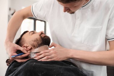 Profesyonel kuaför müşteri Kuaför Salon ile çalışma. Hippi moda