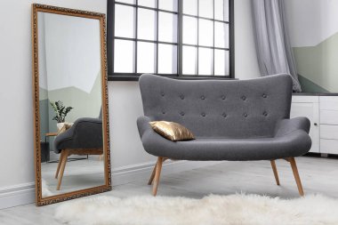 Büyük ayna ve kanepeli zarif odası iç