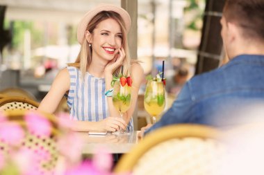 Açık hava kafede lezzetli limonata ile genç çift