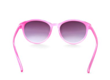 Beyaz arka planda güzel güneş gözlükleri. Plaj nesnesi