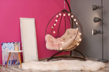 Modern oturma odası iç sandalyede rahat asılı