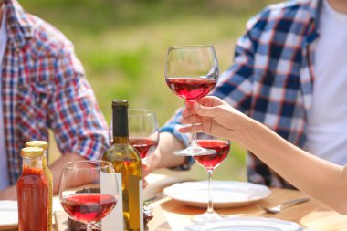 Bardak şarap masada açık havada Genç insanlarla. Yaz Barbekü