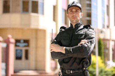 Erkek güvenlik görevlisi Tekdüzen açık havada portresi