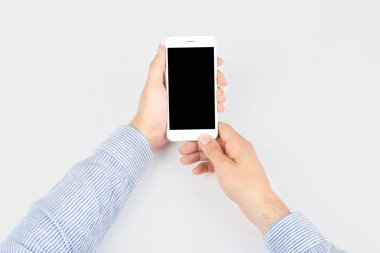 Cep telefonu ile boş perde beyaz arka plan üzerinde elinde tutan genç adam