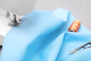 Kumaş terzi atölyesi, closeup tablo ile dikiş makinesi