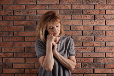 Tuğla duvar yakınındaki depresyon muzdarip kadın kıdemli