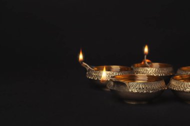 Diwali diyas veya kil lambalar koyu arka plan üzerinde