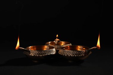 Diwali diyas veya kil lambalar koyu arka plan üzerinde