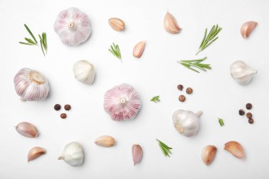 Açık renkli sarımsak ile düz yatıyordu kompozisyon