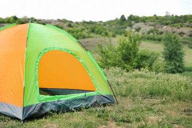 Küçük turistik çadır içinde ekilmemiş boş arazi. Kamp sezon