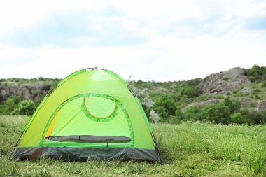 Küçük turistik çadır içinde ekilmemiş boş arazi. Kamp sezon