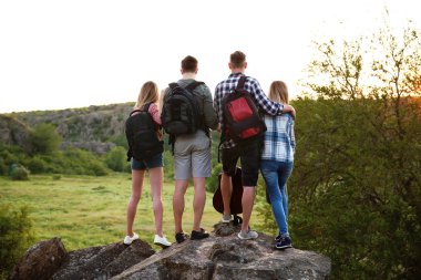 Grup içinde ekilmemiş boş arazi sırt çantaları ile genç insan. Kamp sezon