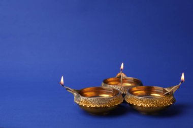 Diwali diyas veya kil lambalar renk arka plan üzerinde