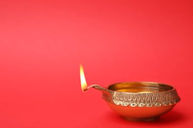 Diwali diya veya kil lamba renk arka plan üzerinde