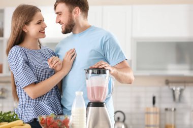 Mutfak Hazırlık lezzetli milkshake genç çift